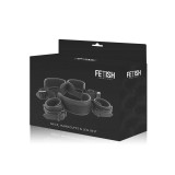 Fetish Submissive - Position Jambes Ouvertes Avec Menottes Doublées