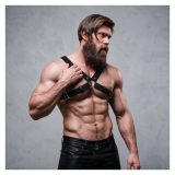 FETISH SUBMISSIVE ATTITUDE - HARNAIS DE POITRINE RÉGLABLE EN ÉCO-CUIR POUR HOMMES AVEC CROIX BULLDOG